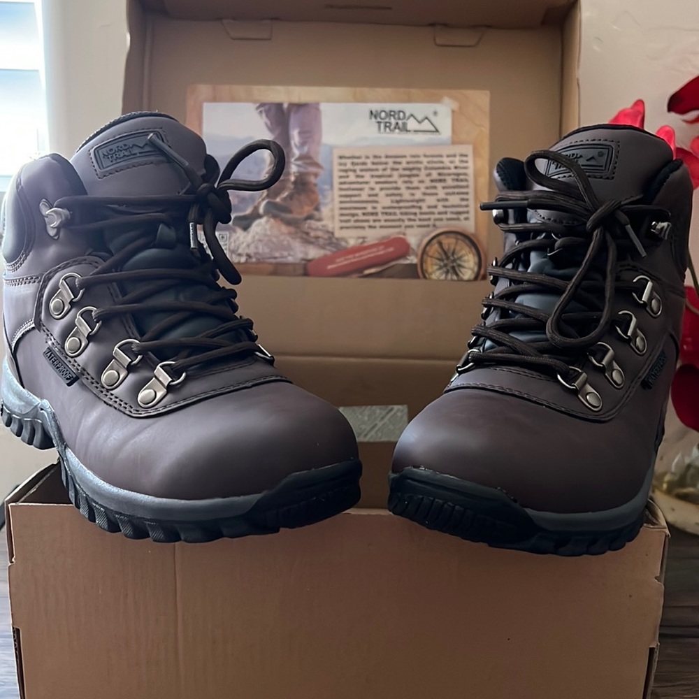 New in box size 3 hiking boots